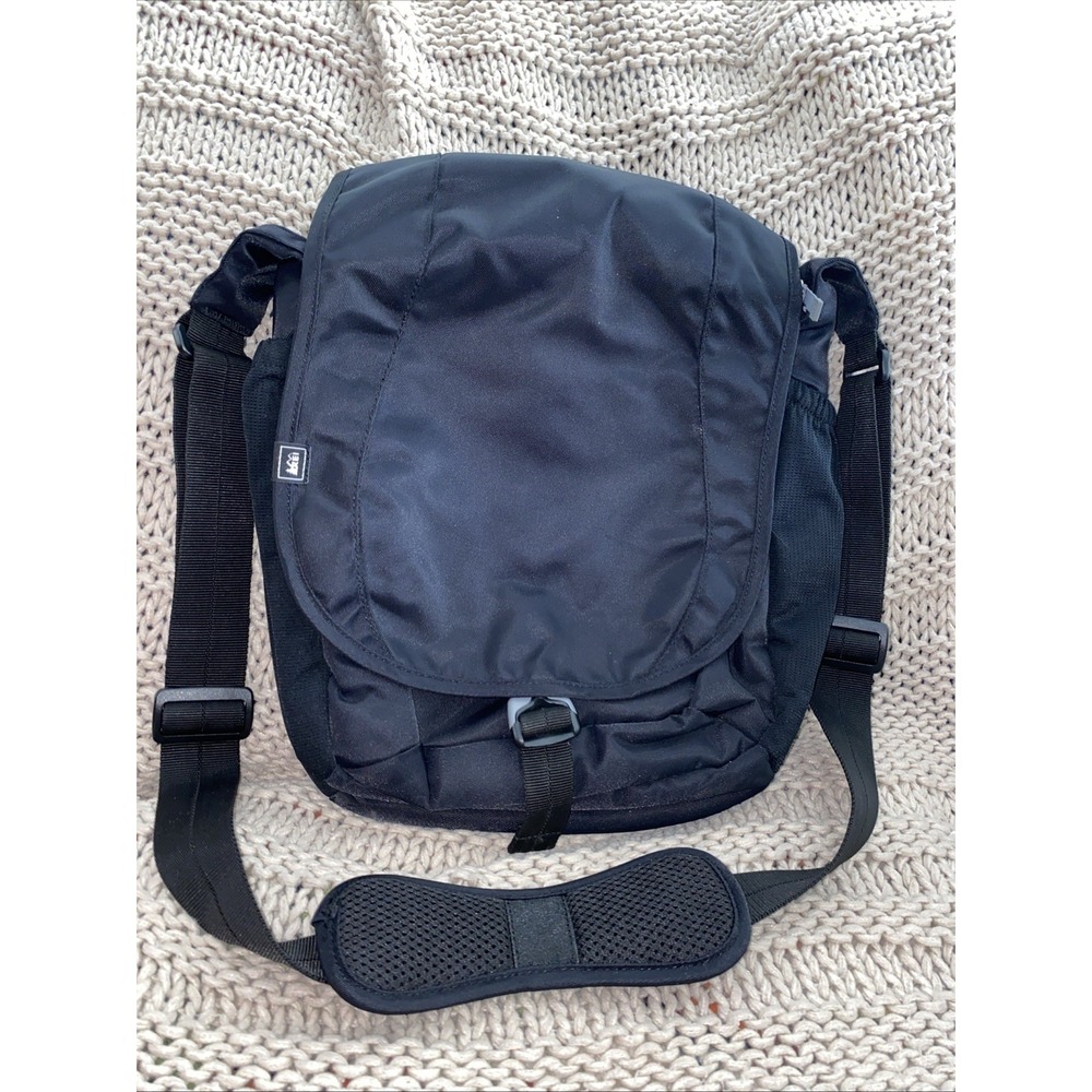 Rei Messenger Nylon Crossbody Bag Black